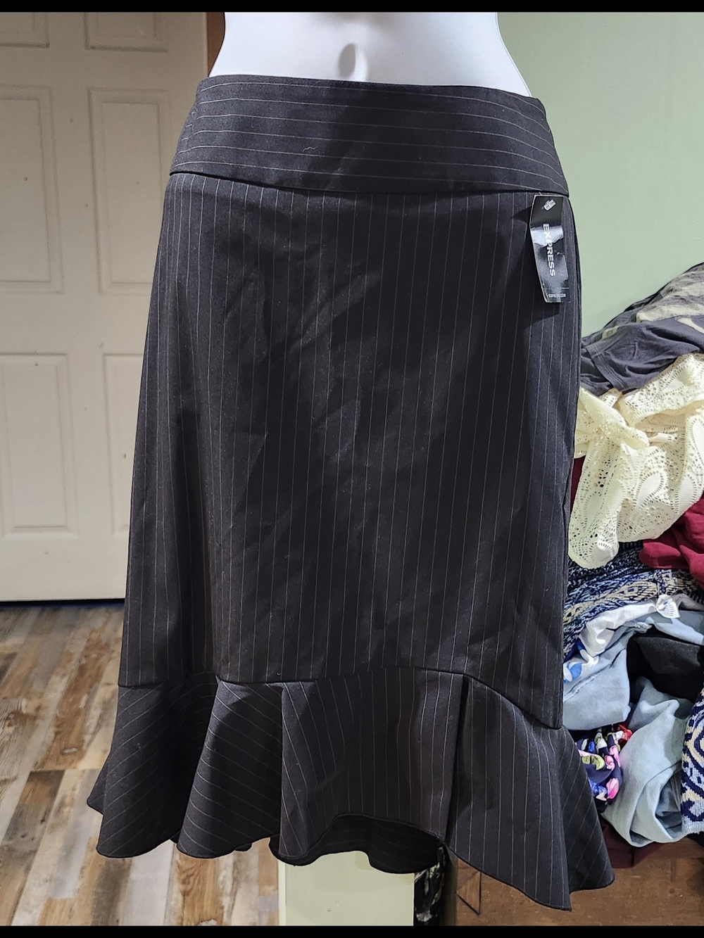 Women's Express Trumpet skirt very pretty new